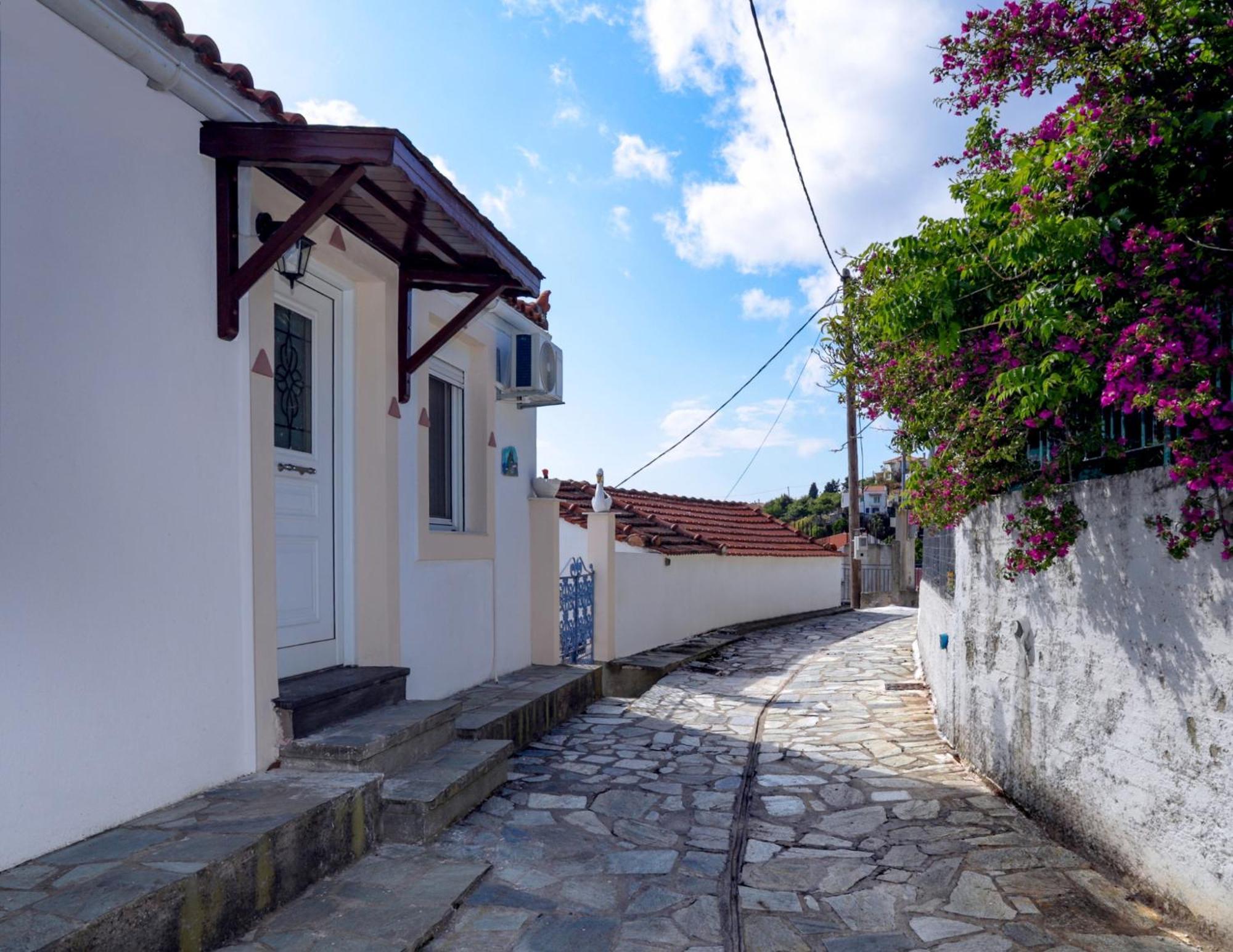 Angelinas House Hotel Глоса Екстериор снимка